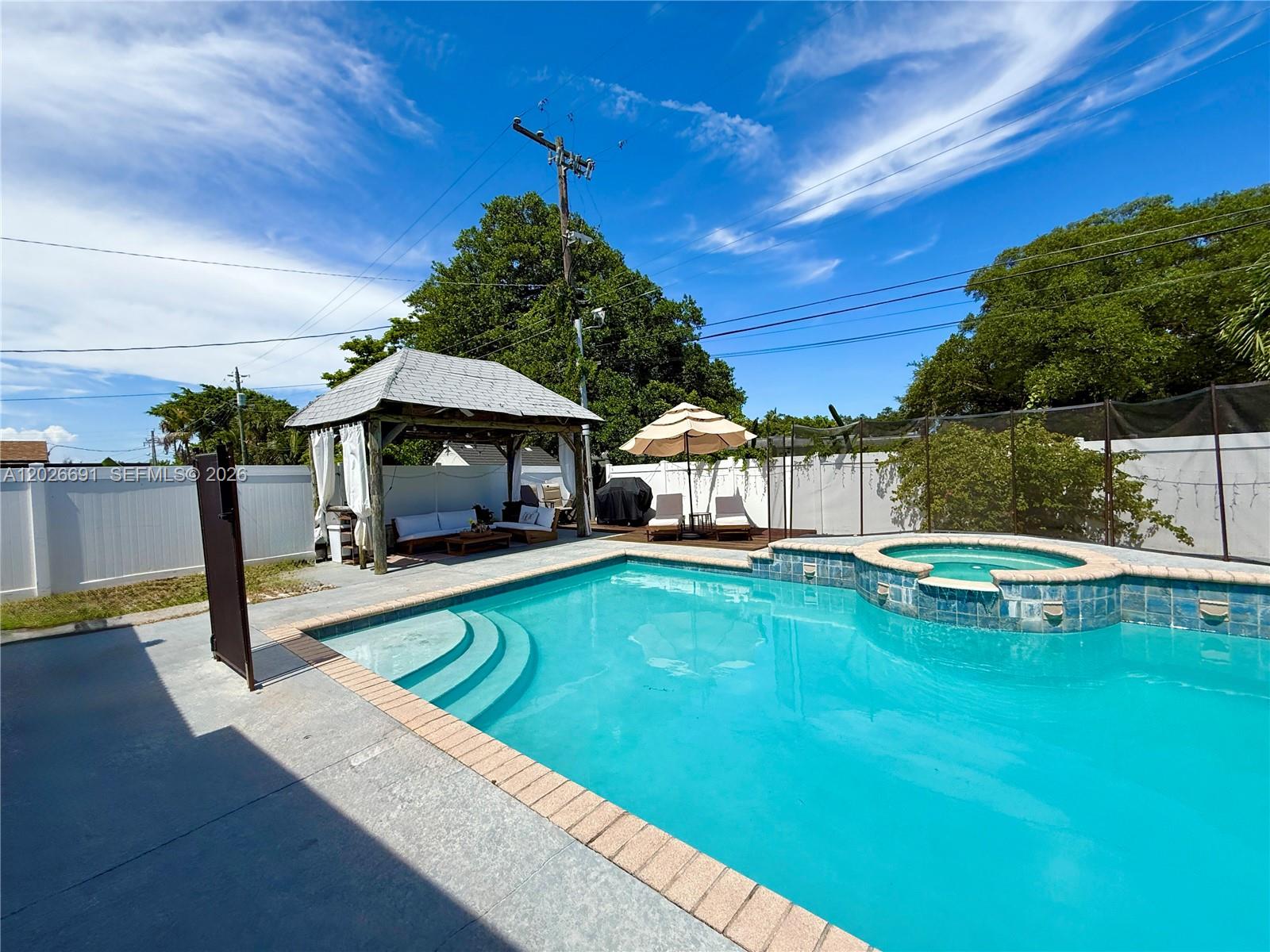 411 SW 10th Ter