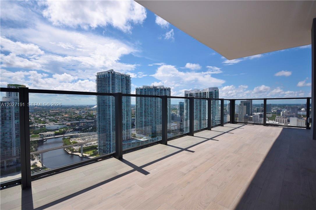 68 SE 6th St #2812 Miami, FL 33131