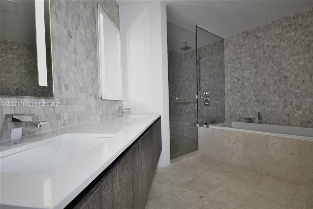 68 SE 6th St #2812 Miami, FL 33131