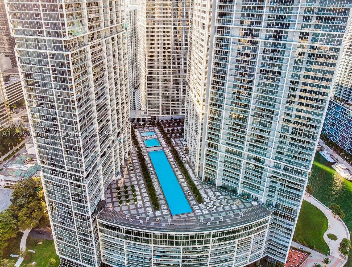 495 Brickell Ave #4208