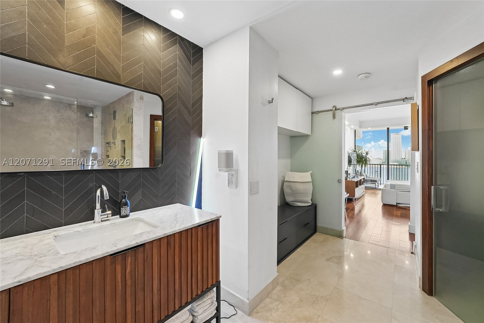 image 1000 Venetian Way12