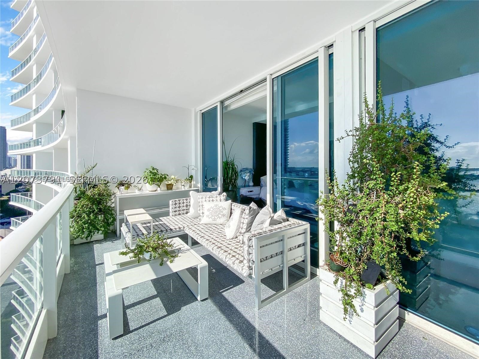 image Paramount Bay11