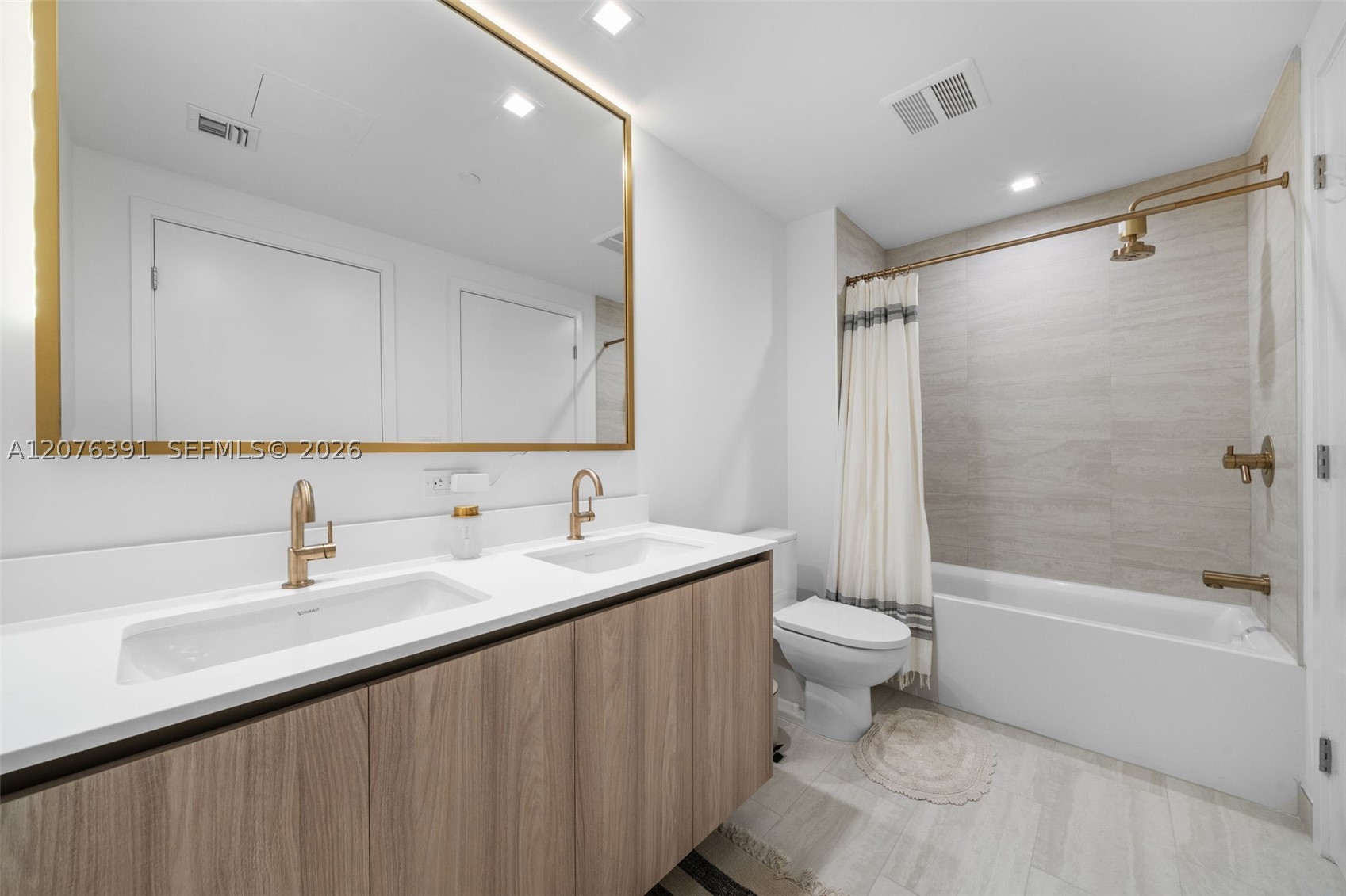 77 SE 5th St #2805 Miami, FL 33131