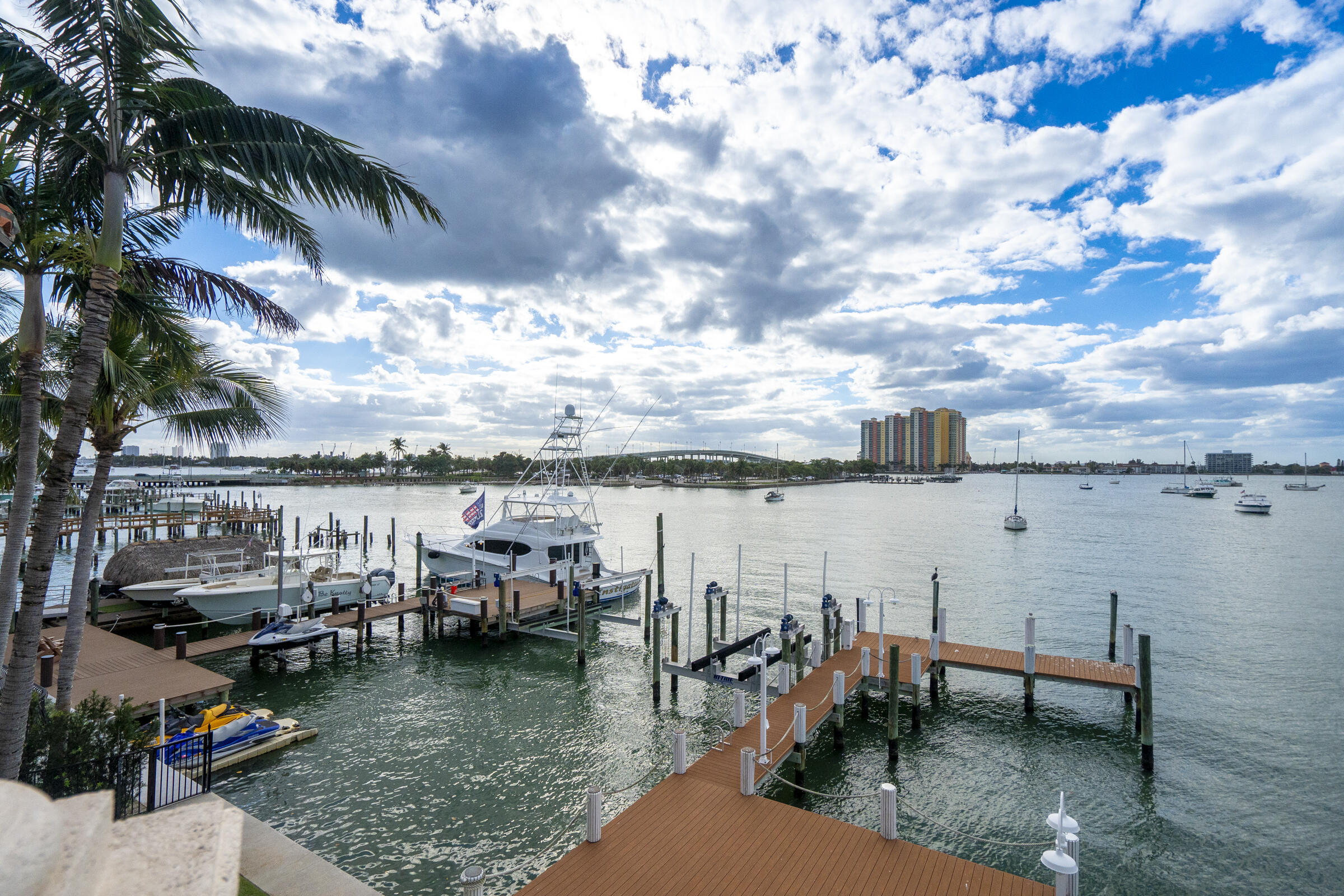 2775 Lake Singer Island, FL 33404