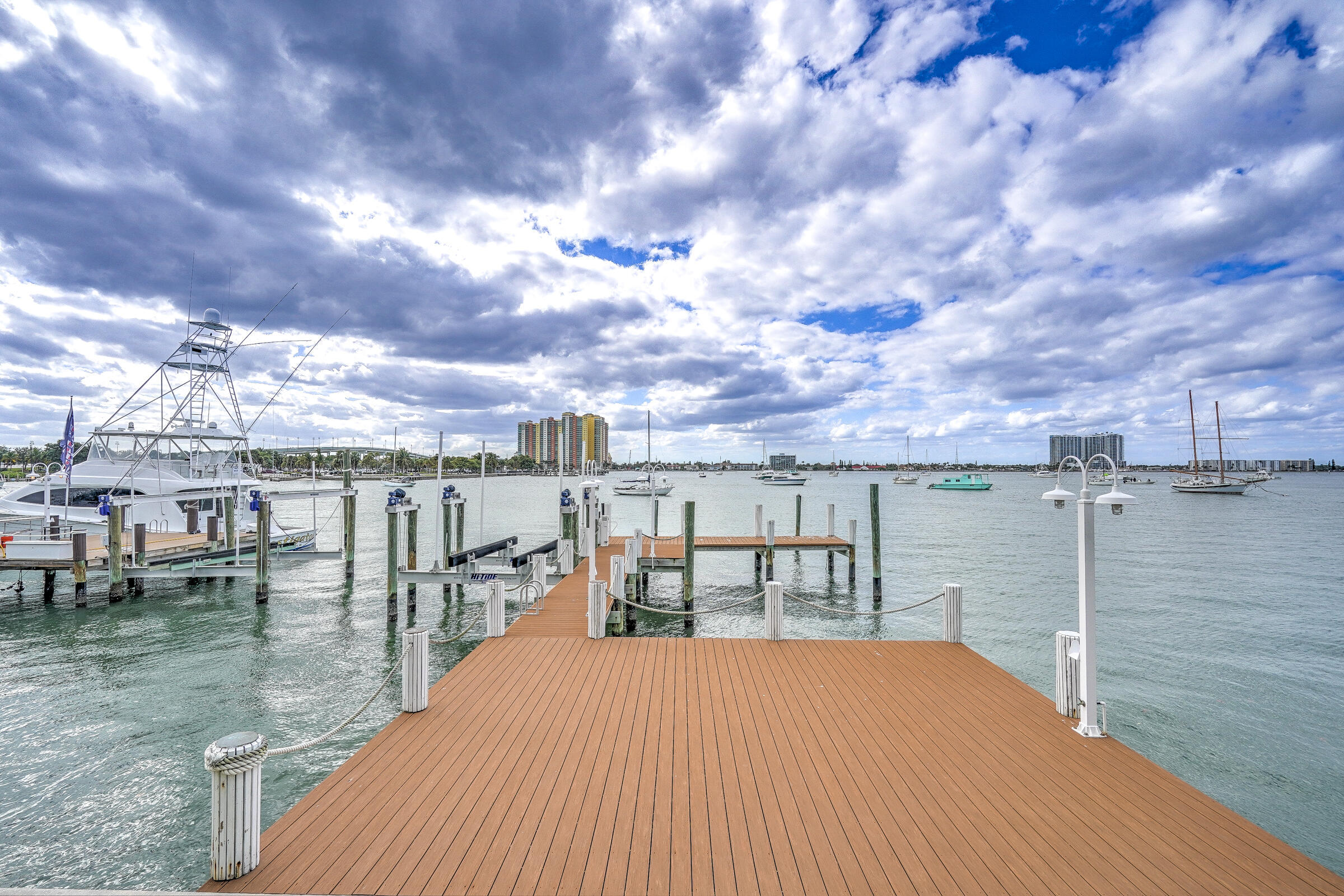 2775 Lake Singer Island, FL 33404