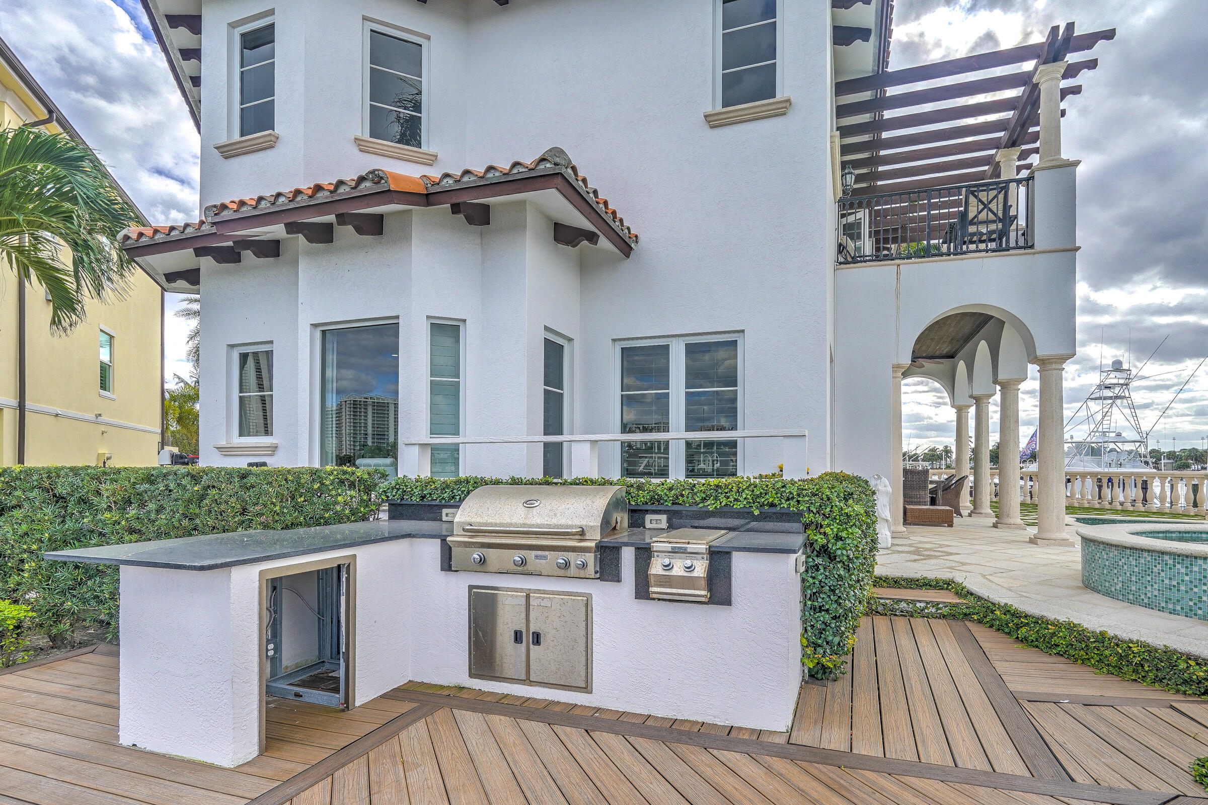 2775 Lake Singer Island, FL 33404