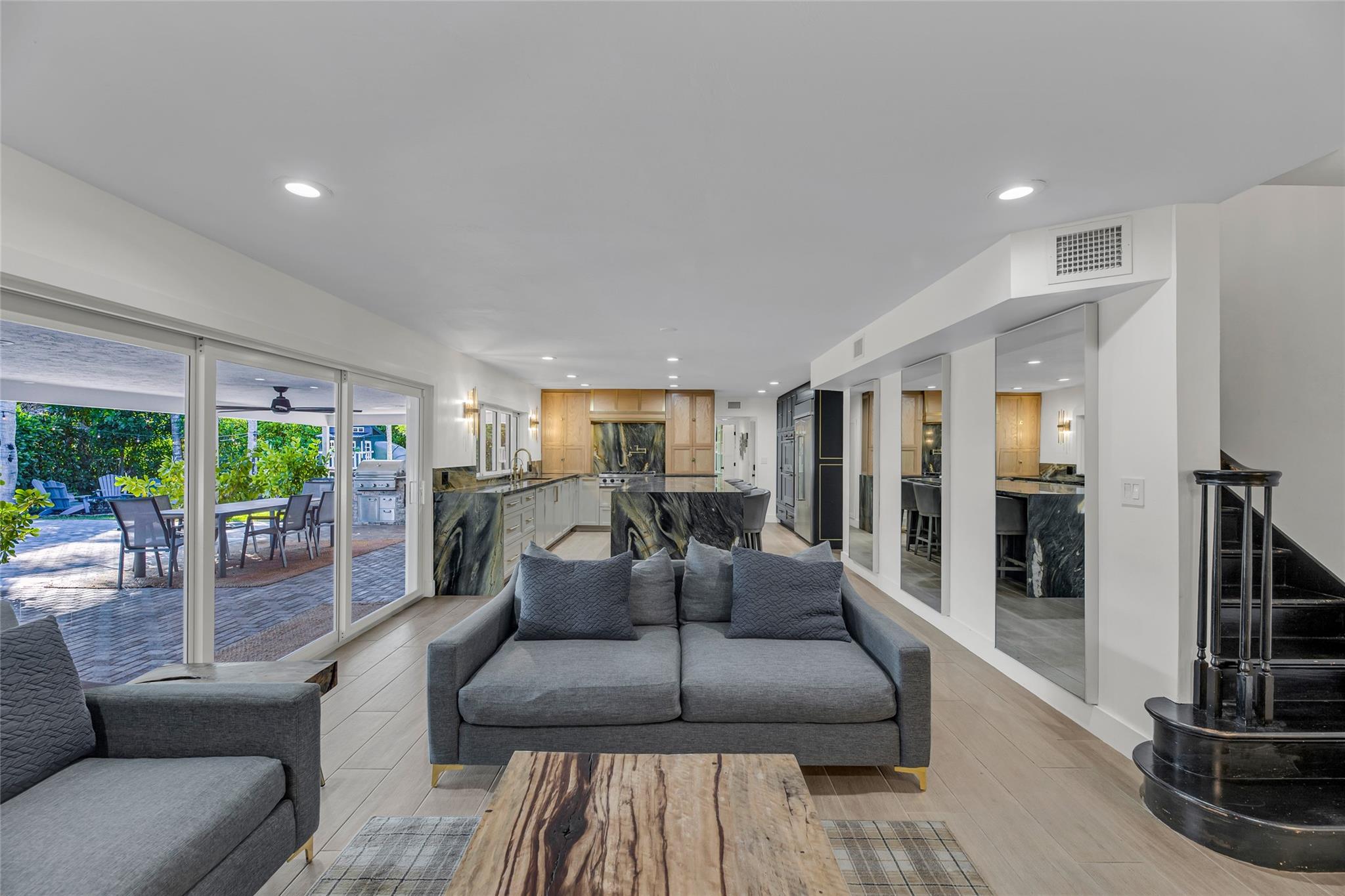 2 Mendota Ln Sea Ranch Lakes, FL 33308