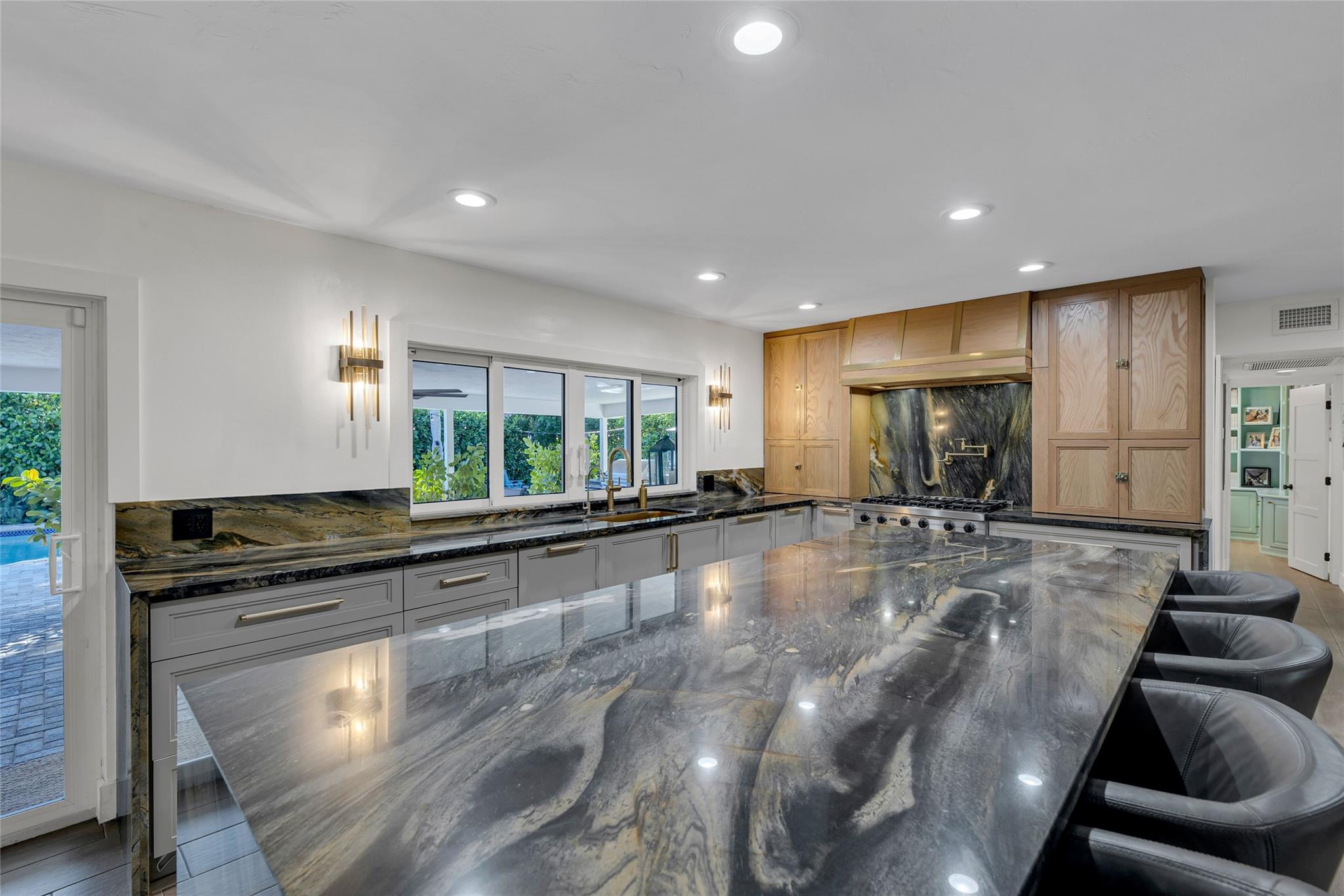 2 Mendota Ln Sea Ranch Lakes, FL 33308