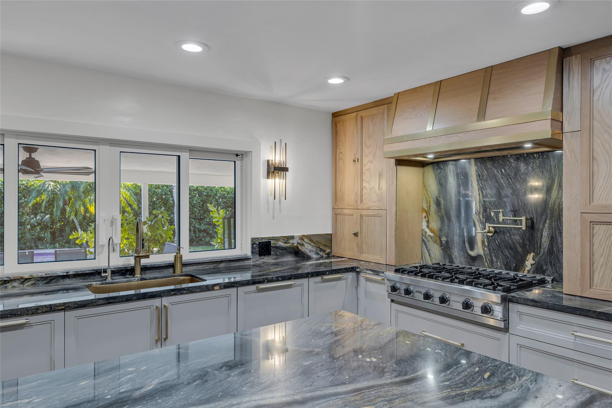 2 Mendota Ln Sea Ranch Lakes, FL 33308