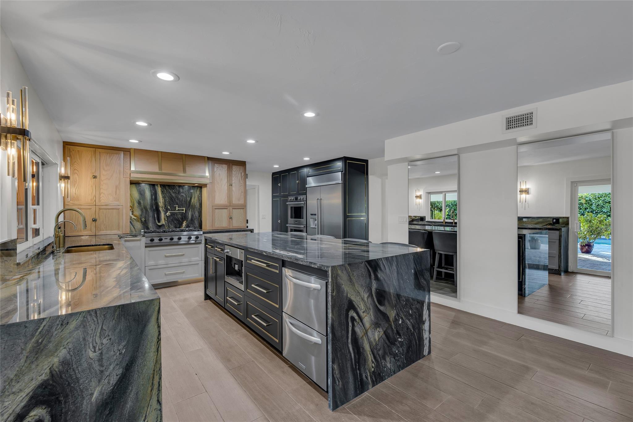 2 Mendota Ln Sea Ranch Lakes, FL 33308