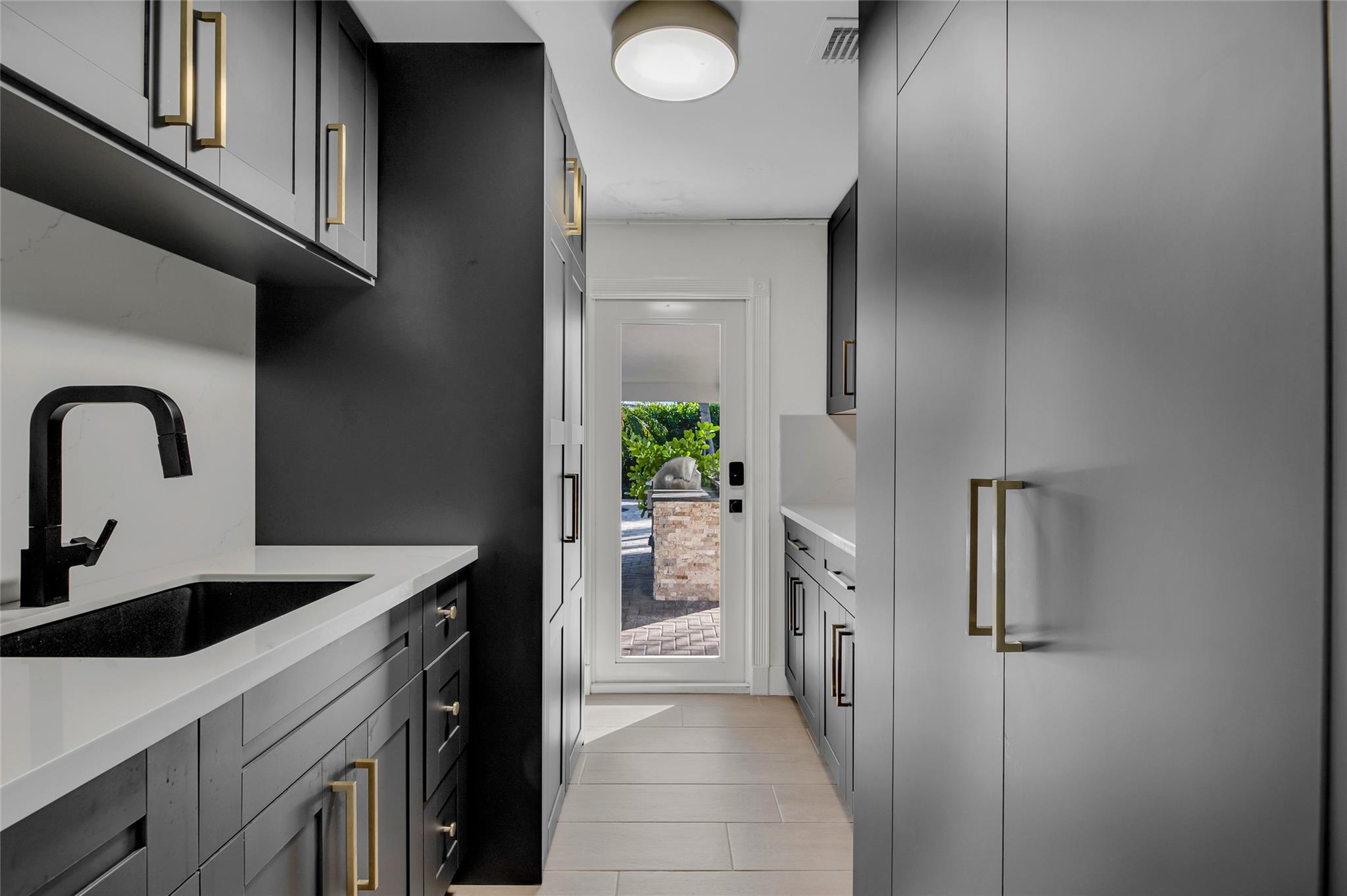 2 Mendota Ln Sea Ranch Lakes, FL 33308