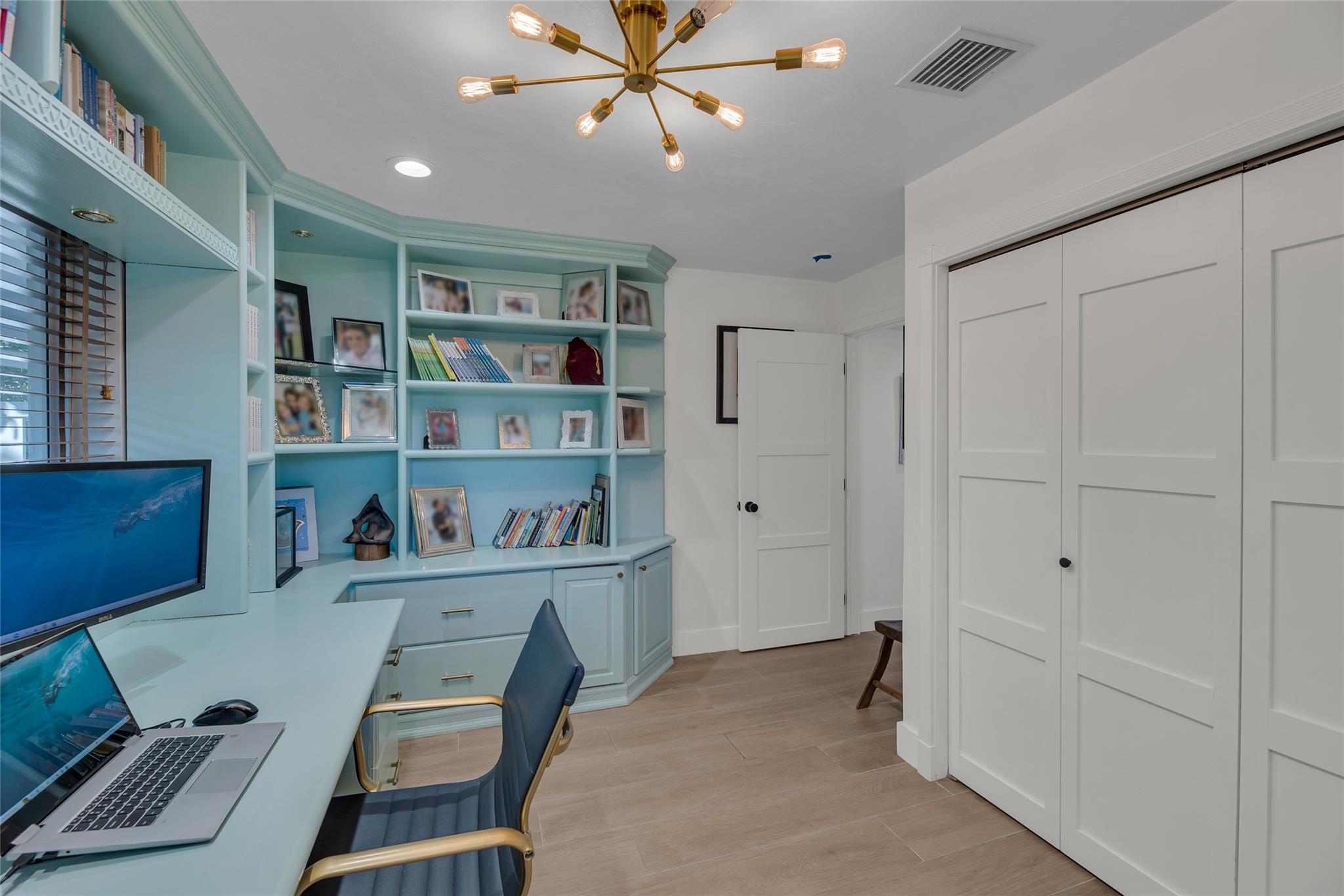 2 Mendota Ln Sea Ranch Lakes, FL 33308