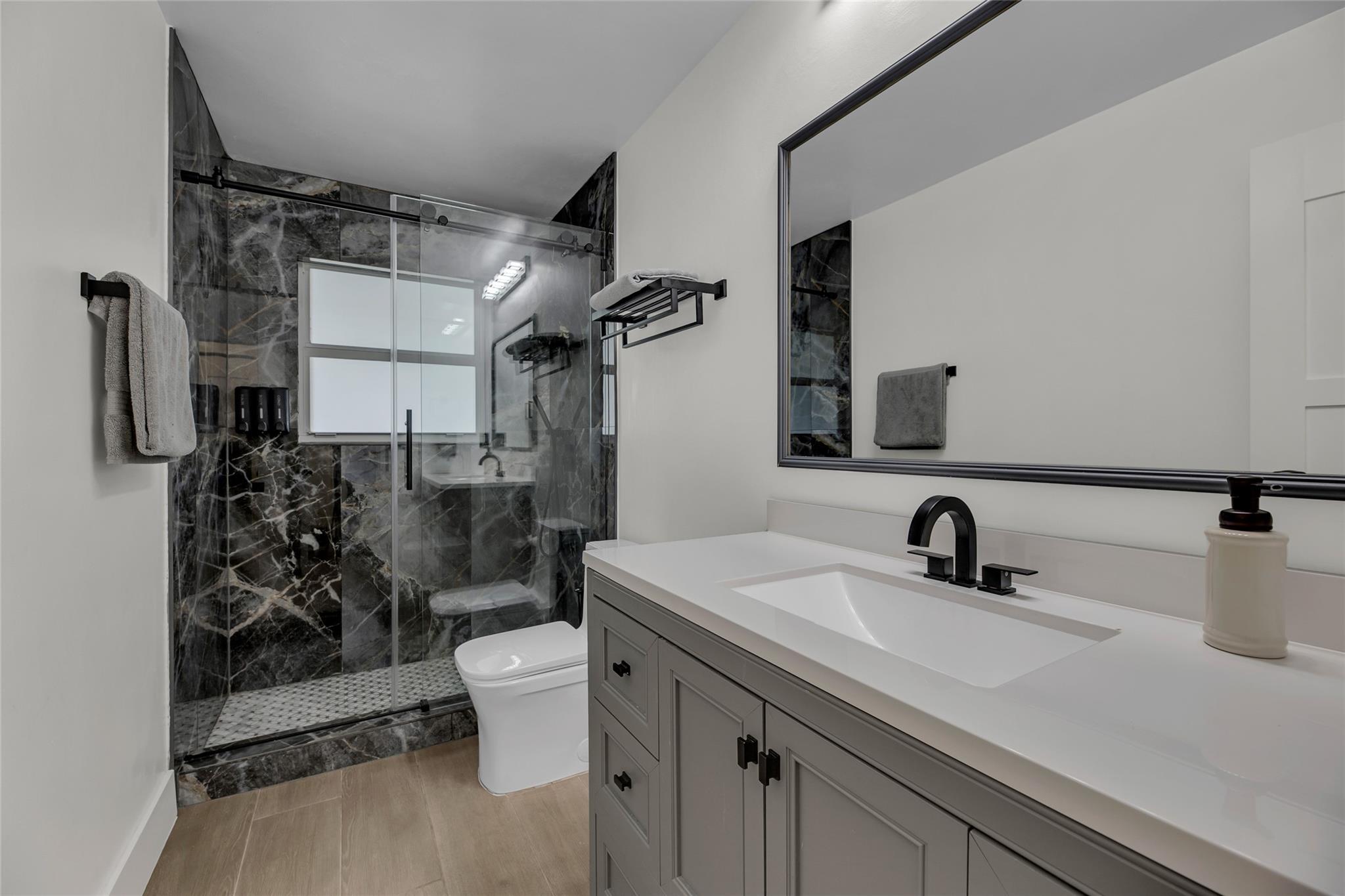 2 Mendota Ln Sea Ranch Lakes, FL 33308