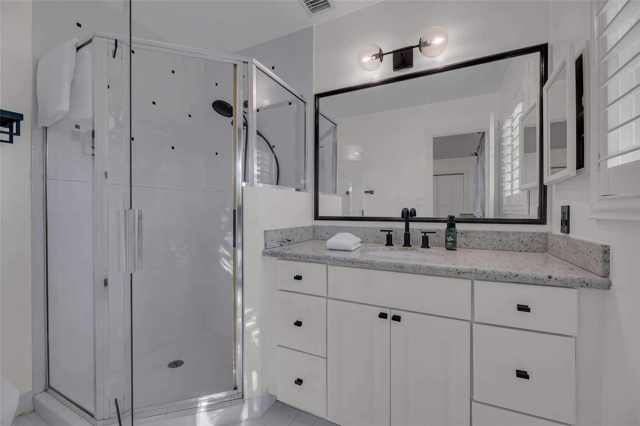 2 Mendota Ln Sea Ranch Lakes, FL 33308