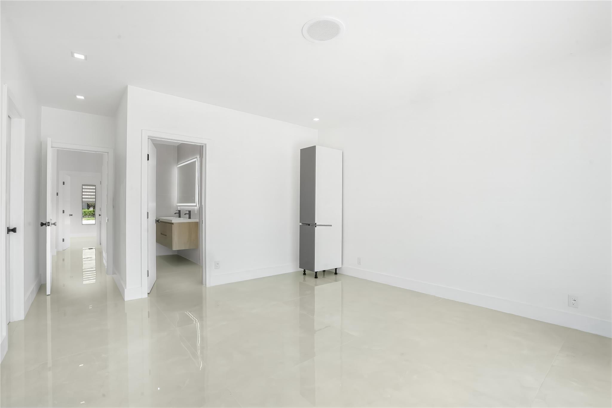 5641 Bayview Dr Fort Lauderdale, FL 33308