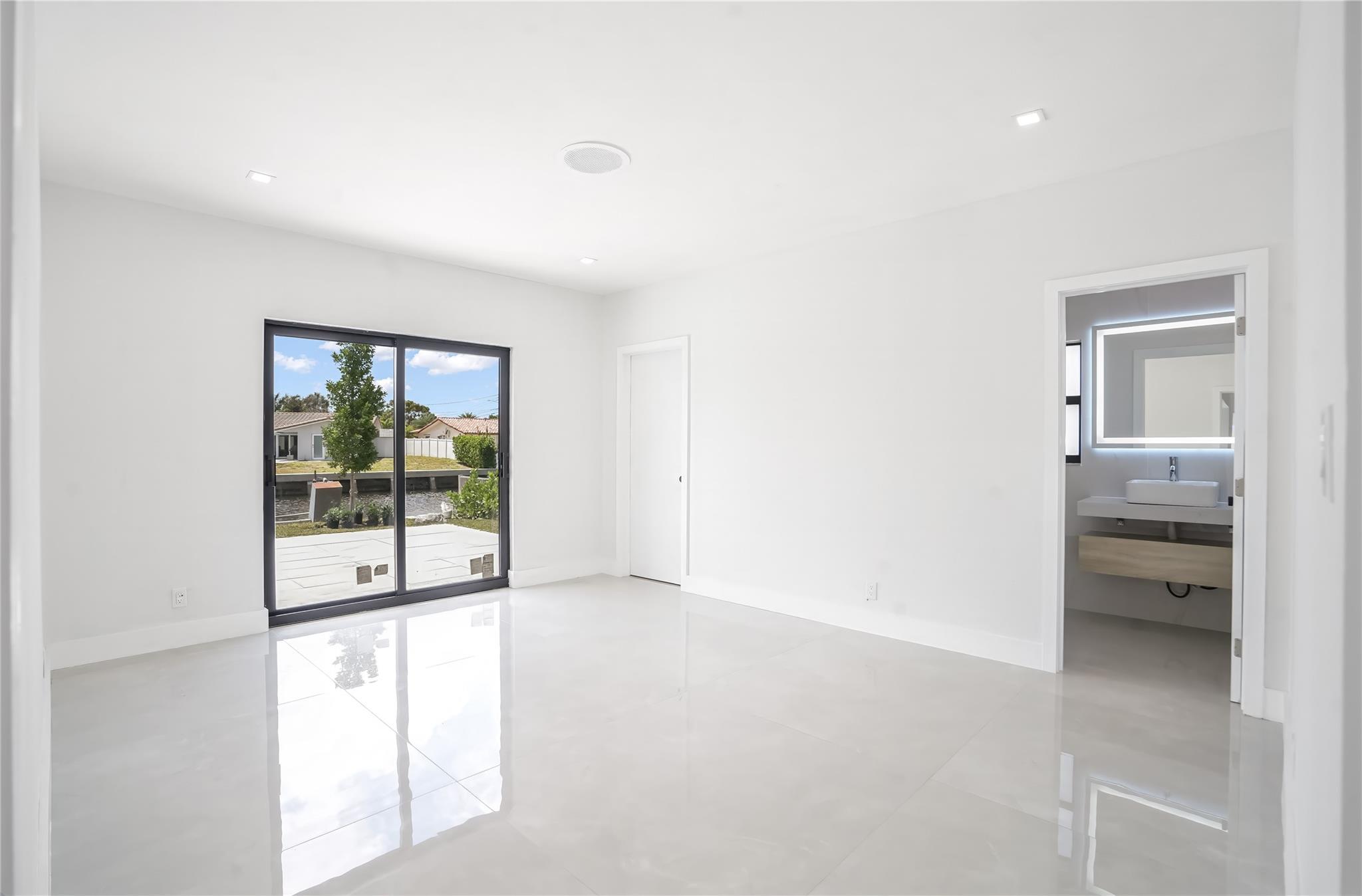 5641 Bayview Dr Fort Lauderdale, FL 33308