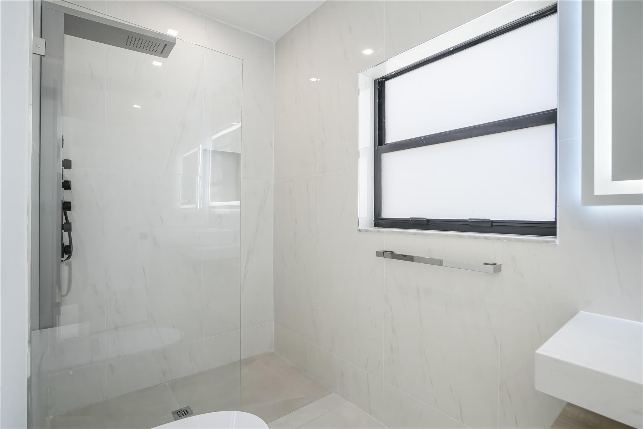 5641 Bayview Dr Fort Lauderdale, FL 33308