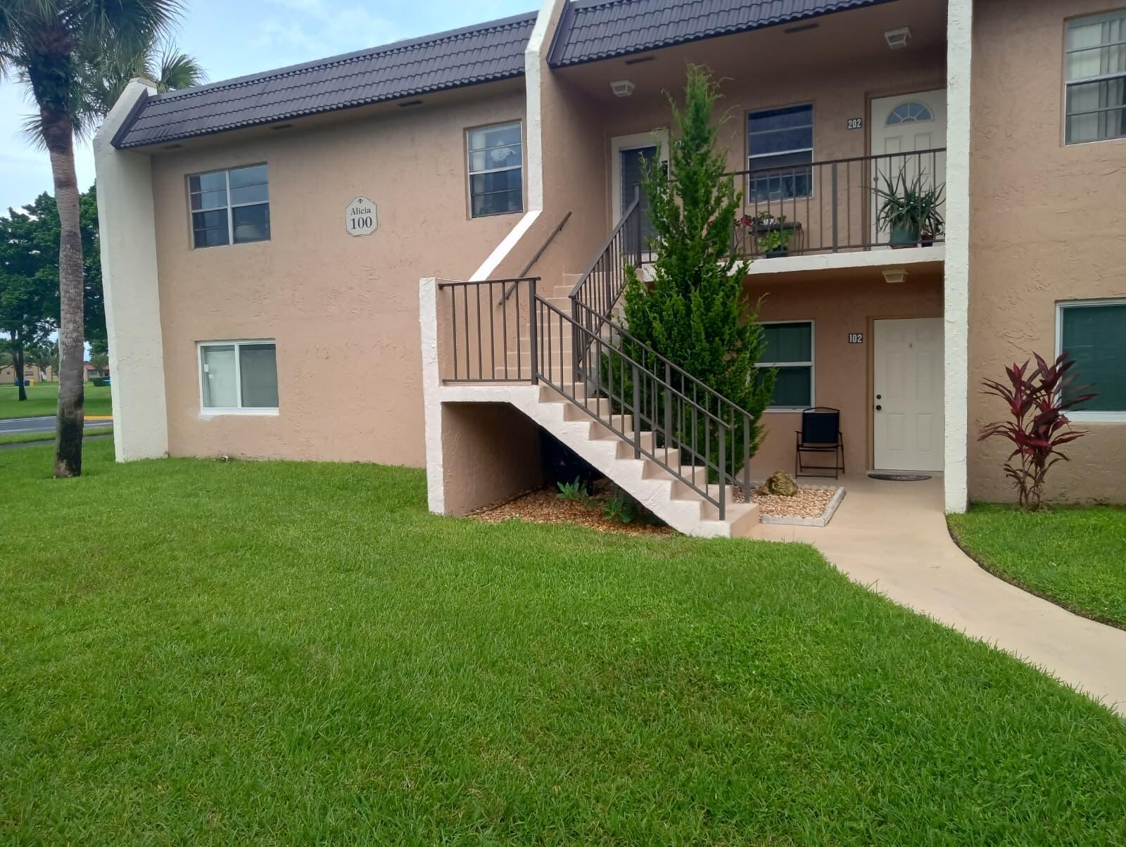 100 Lake Meryl Dr #102