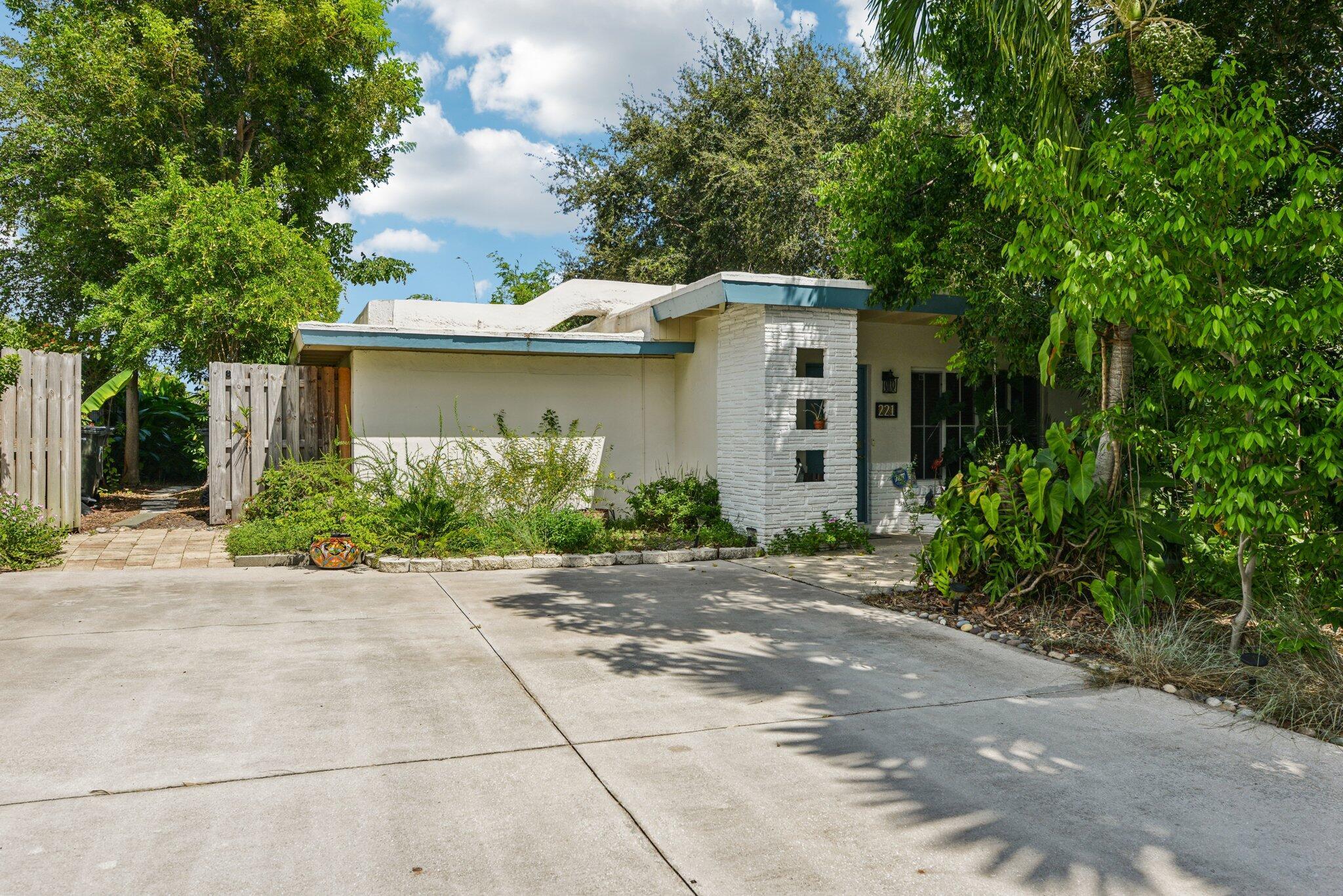 221 NE 17th St