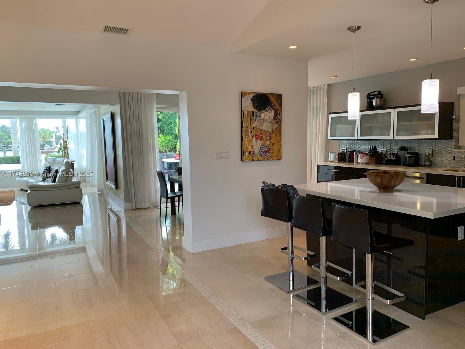 1670 Daytonia Rd Miami Beach, FL 33141