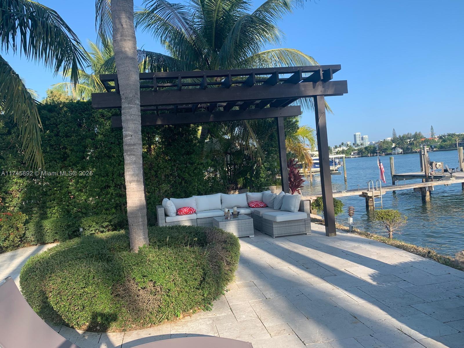 1670 Daytonia Rd Miami Beach, FL 33141