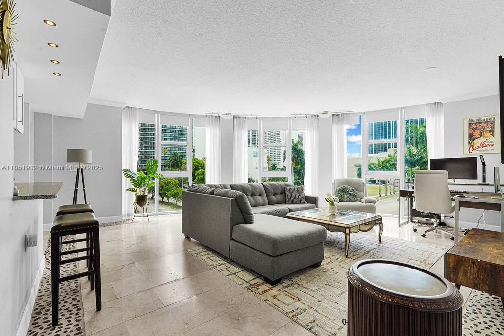 image 1800 Biscayne Plaza2