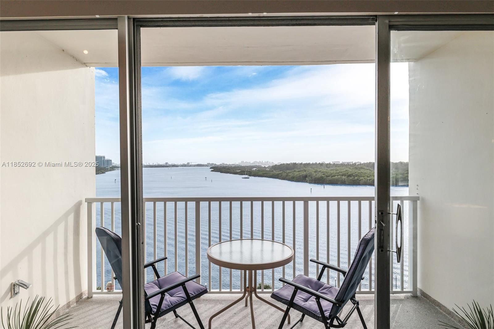 300 Bayview Dr #812