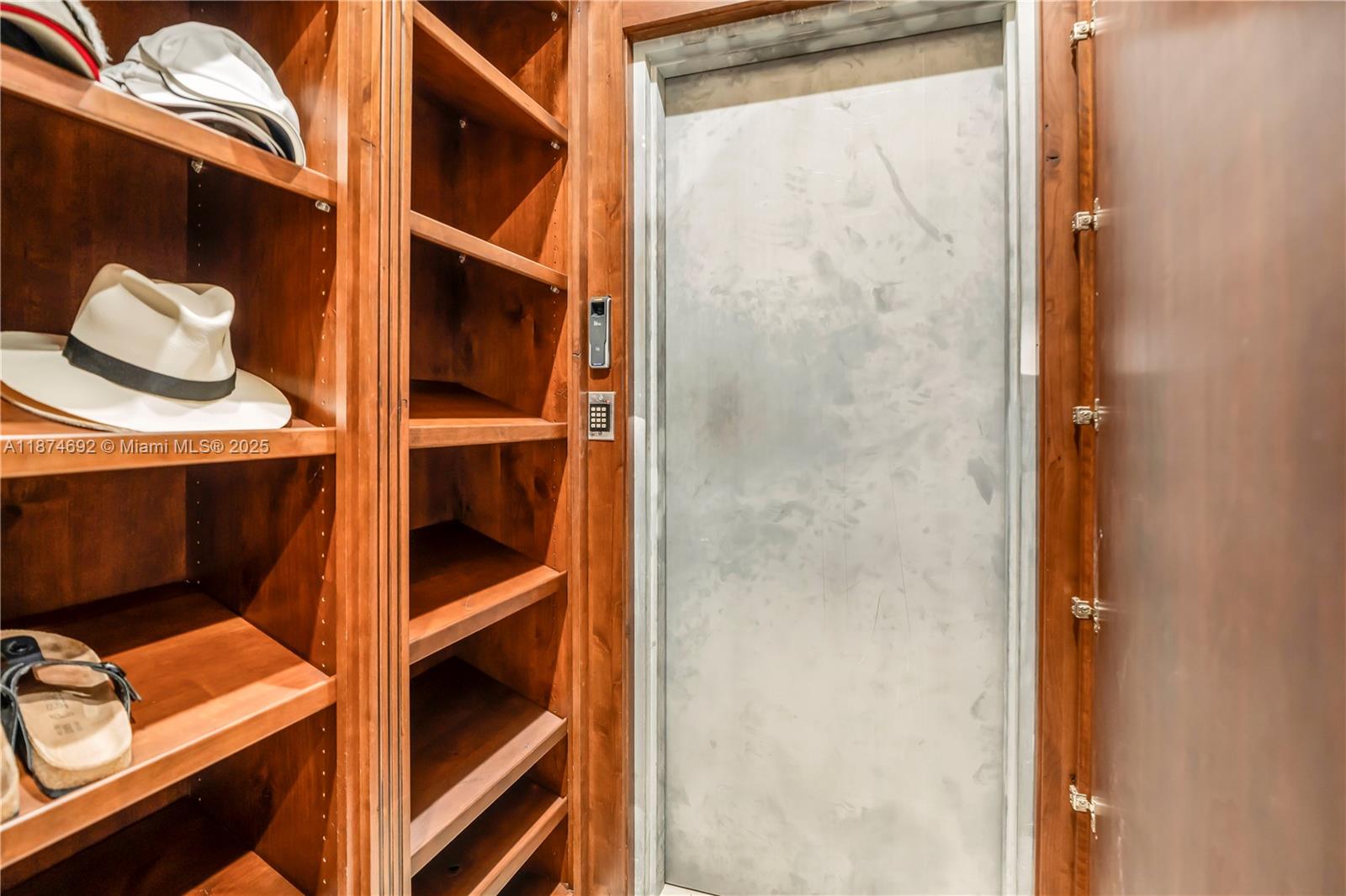 700 Osprey Pt Cir Boca Raton, FL 33431