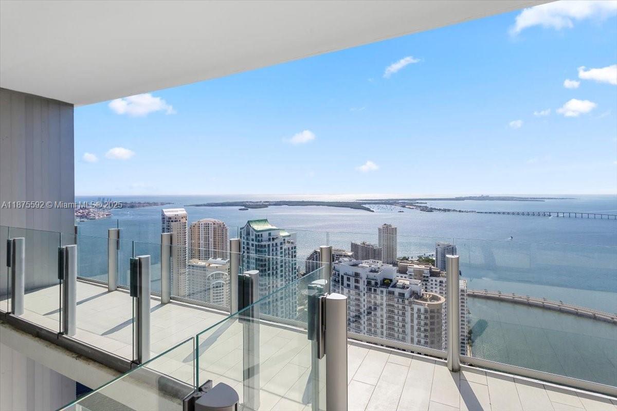 image Aston Martin Residences33
