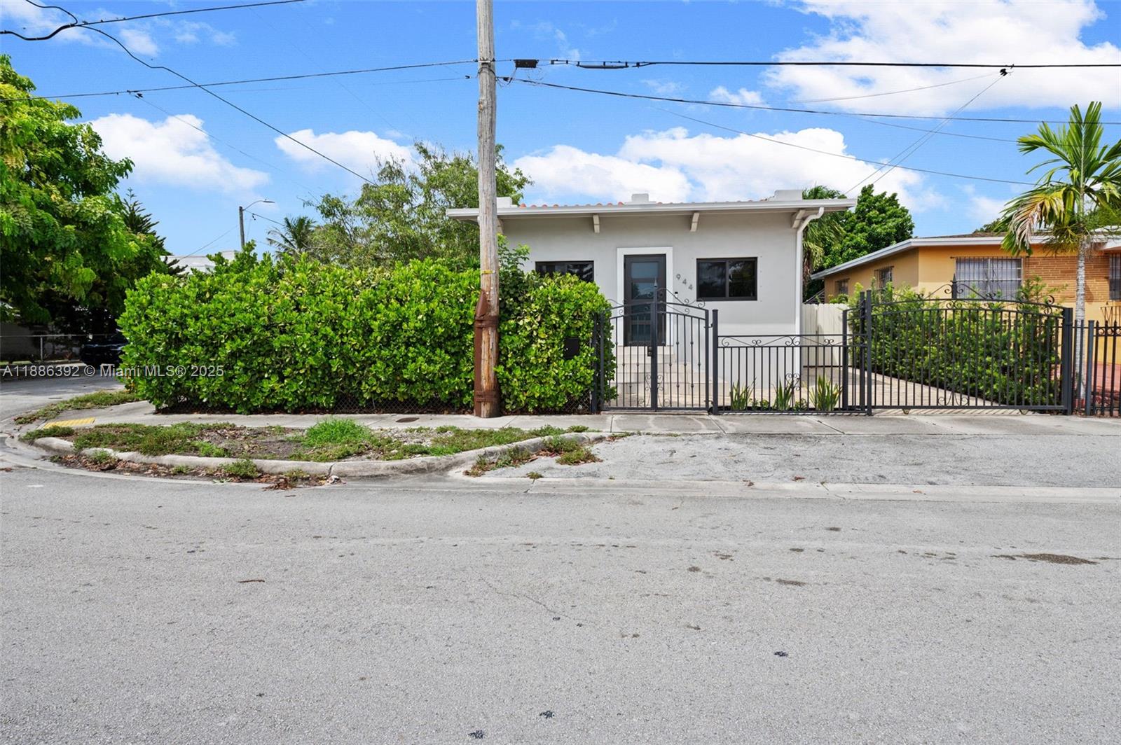 944 SW 10th Ave