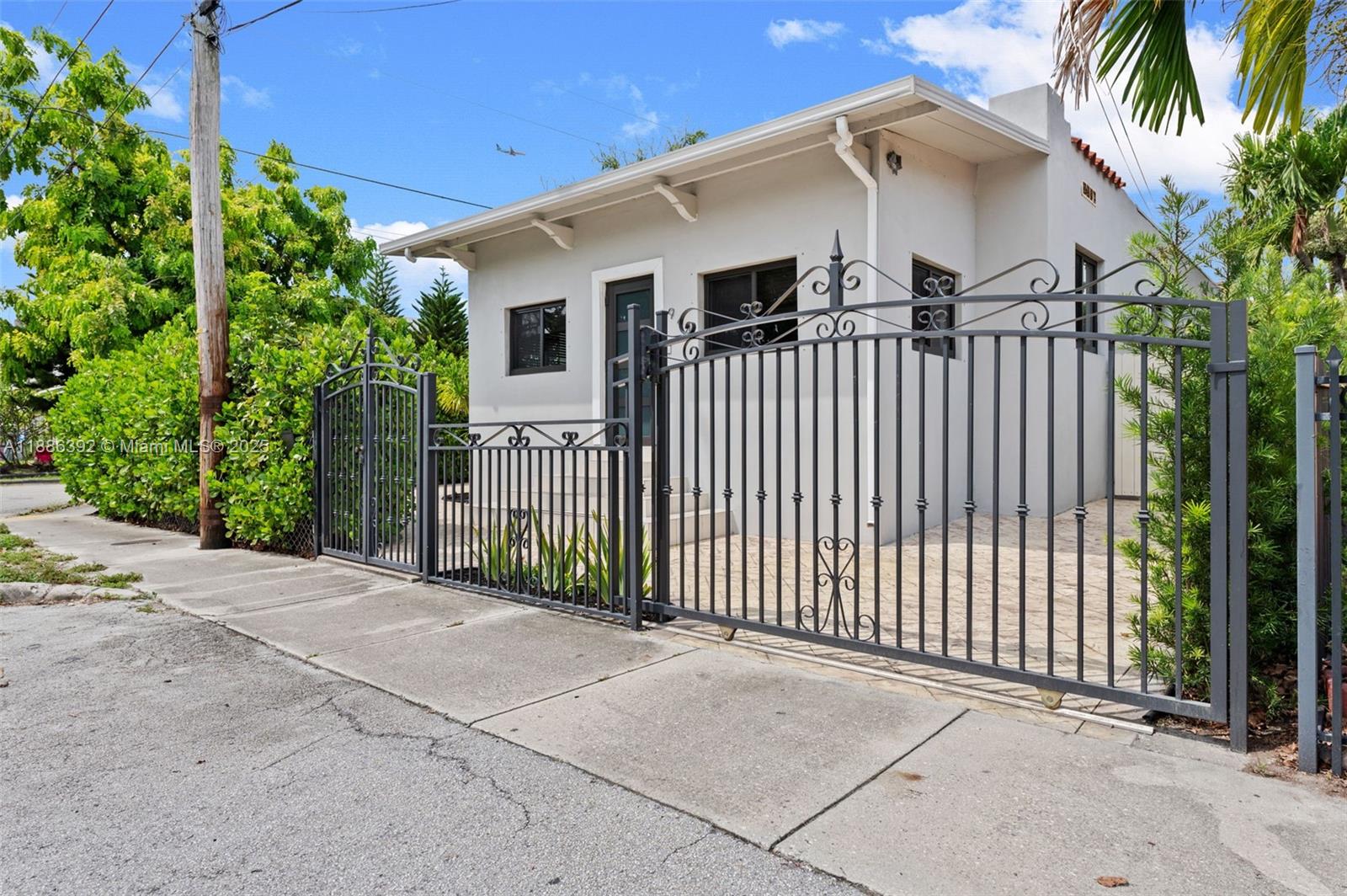 944 SW 10th Ave Miami, FL 33130