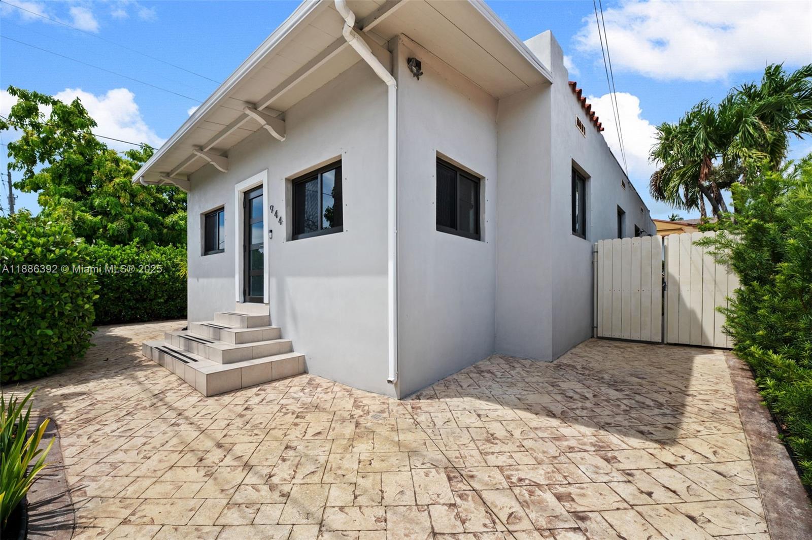 944 SW 10th Ave Miami, FL 33130