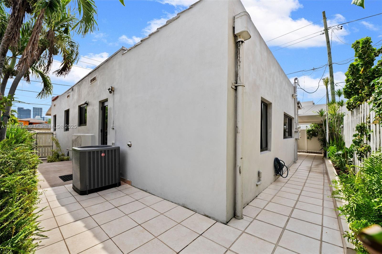 944 SW 10th Ave Miami, FL 33130