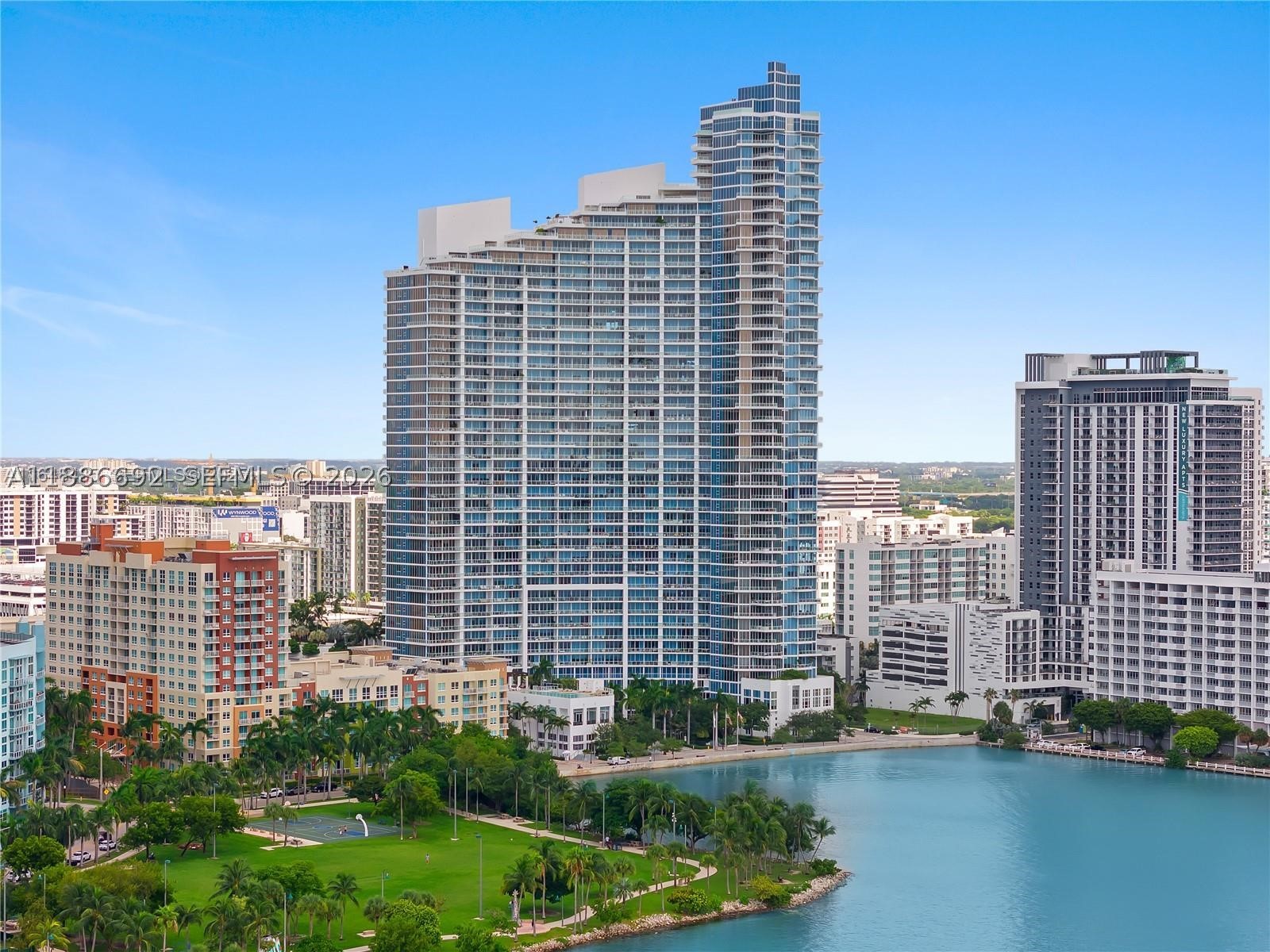 image Paramount Bay40