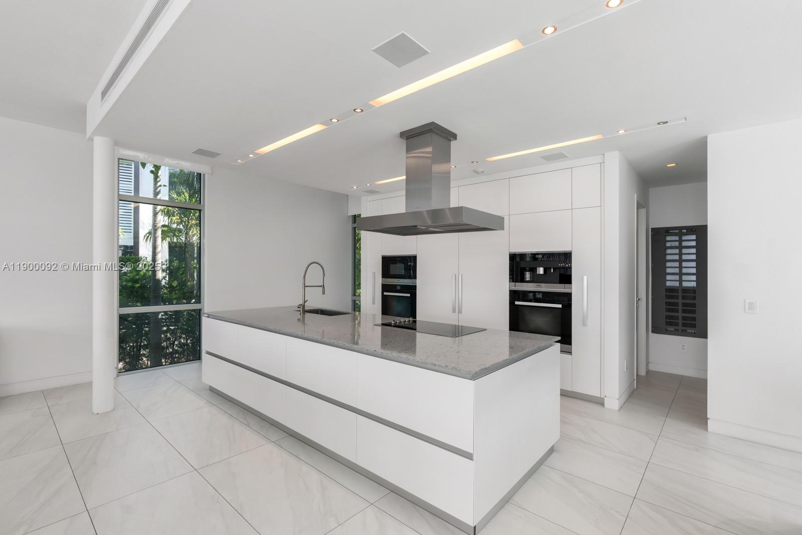 440 S Hibiscus Dr Miami Beach, FL 33139