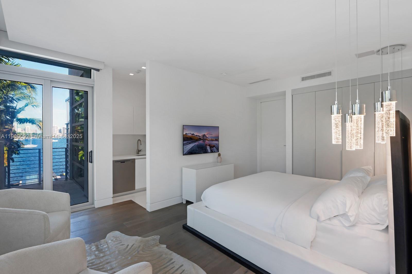 440 S Hibiscus Dr Miami Beach, FL 33139