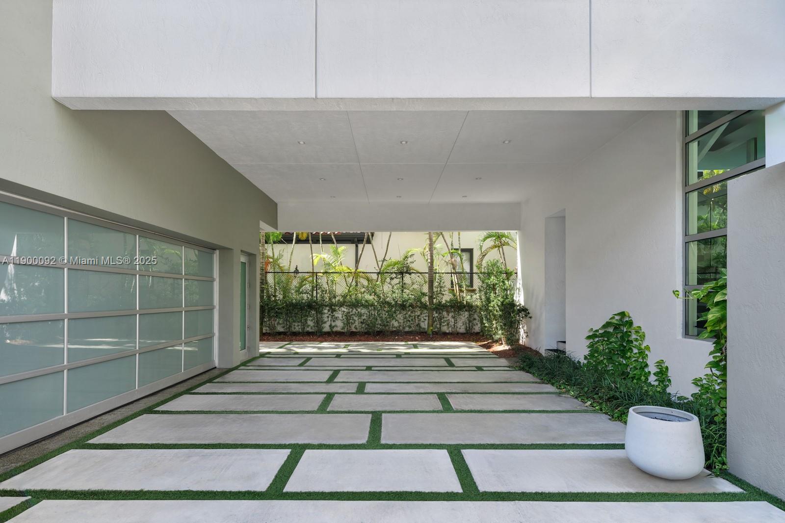 440 S Hibiscus Dr Miami Beach, FL 33139