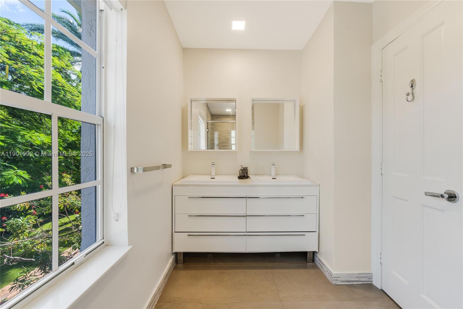 140 N Hibiscus Dr Miami Beach, FL 33139