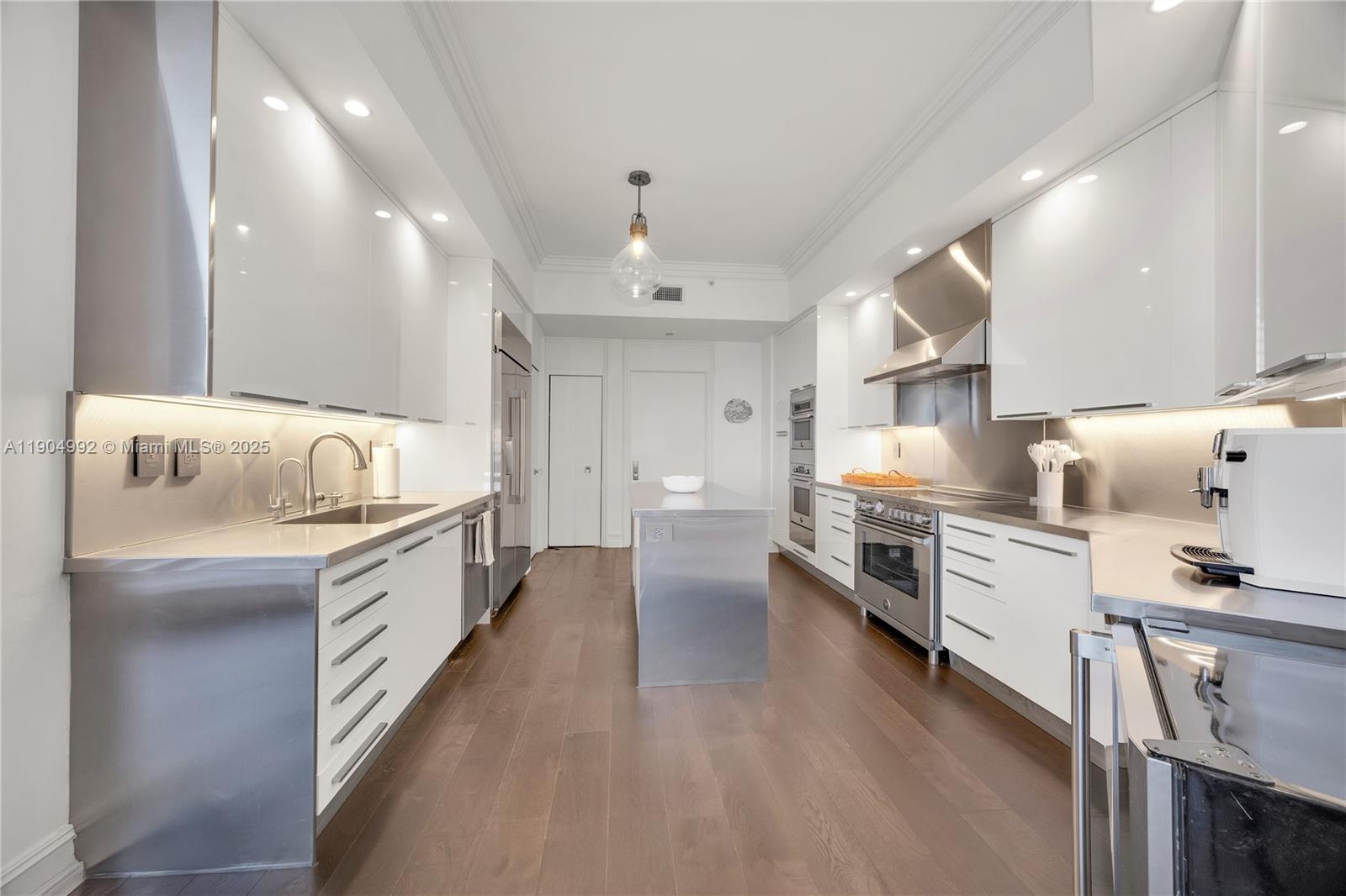 10 Edgewater Dr #4F Coral Gables, FL 33133