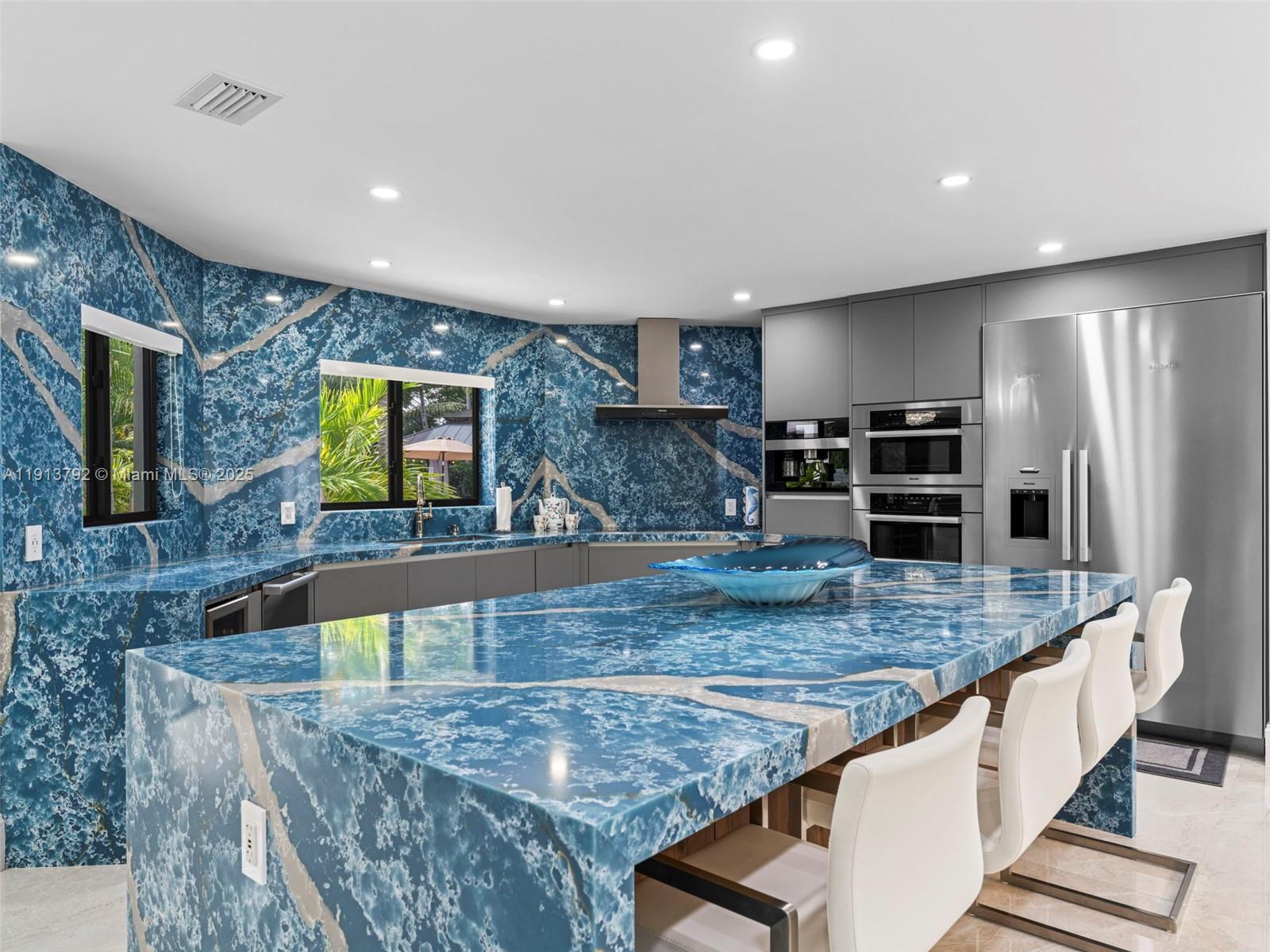 6180 Pine Tree Dr Miami Beach, FL 33140