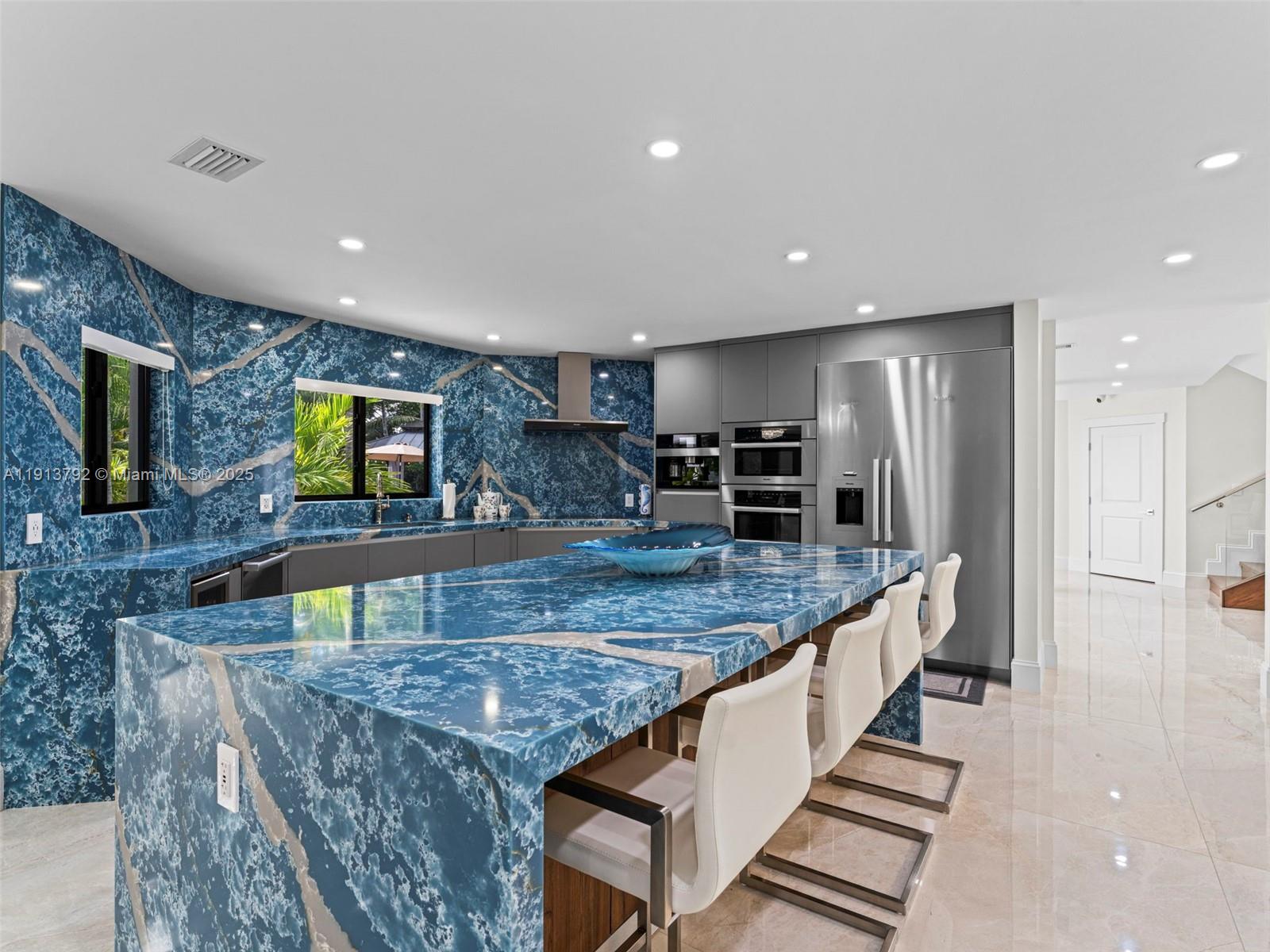 6180 Pine Tree Dr Miami Beach, FL 33140