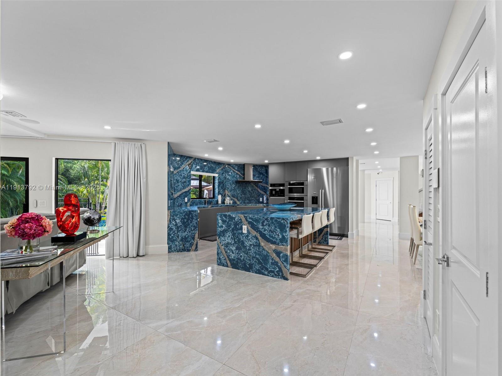 6180 Pine Tree Dr Miami Beach, FL 33140