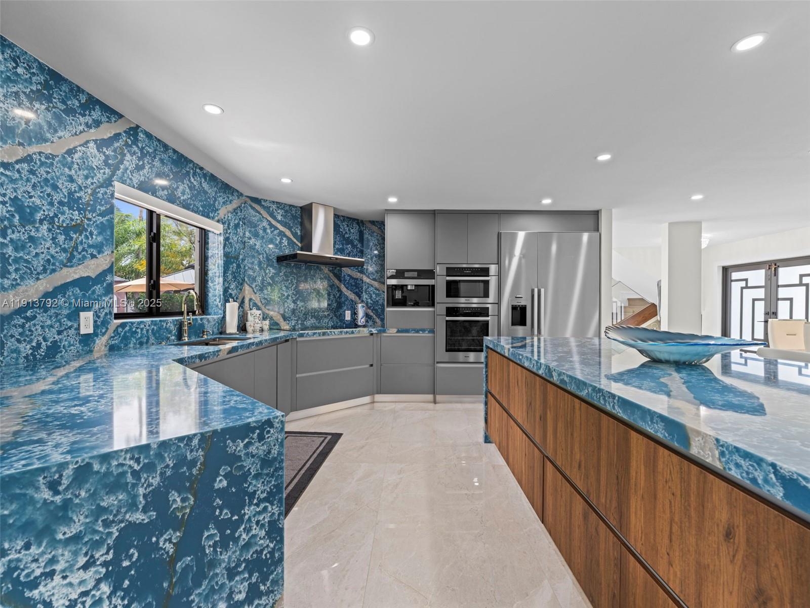 6180 Pine Tree Dr Miami Beach, FL 33140