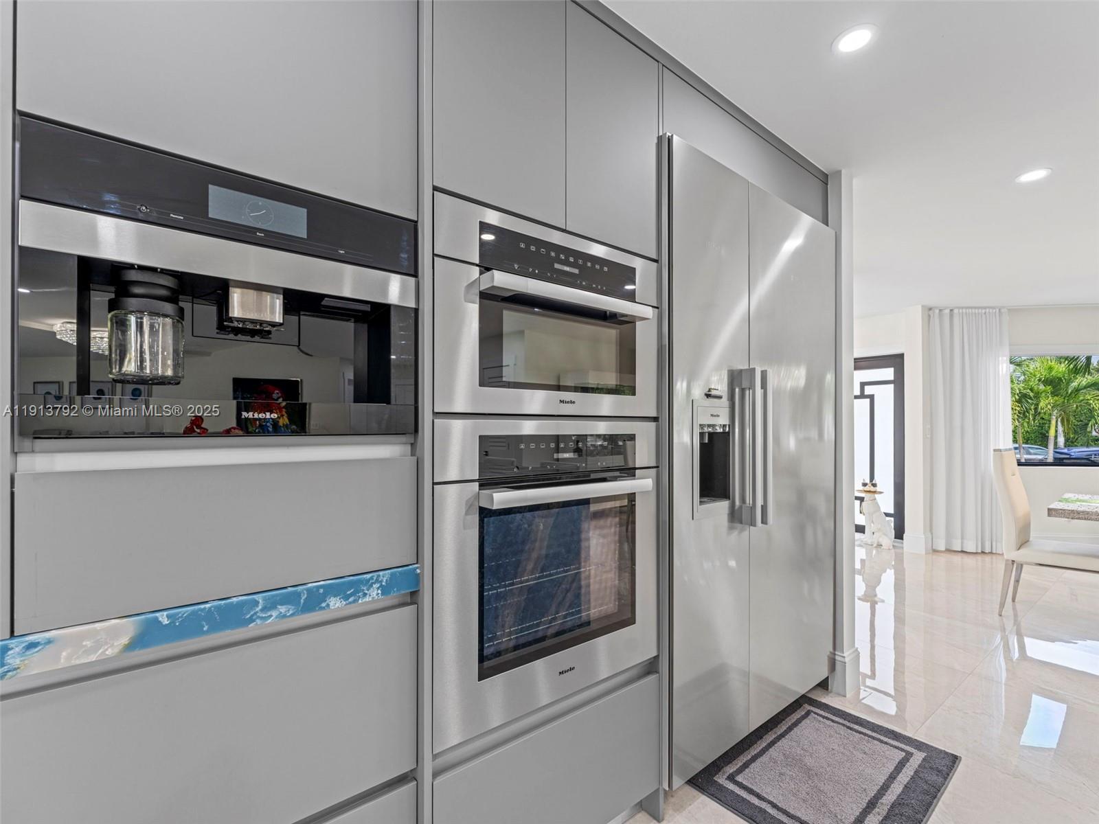 6180 Pine Tree Dr Miami Beach, FL 33140