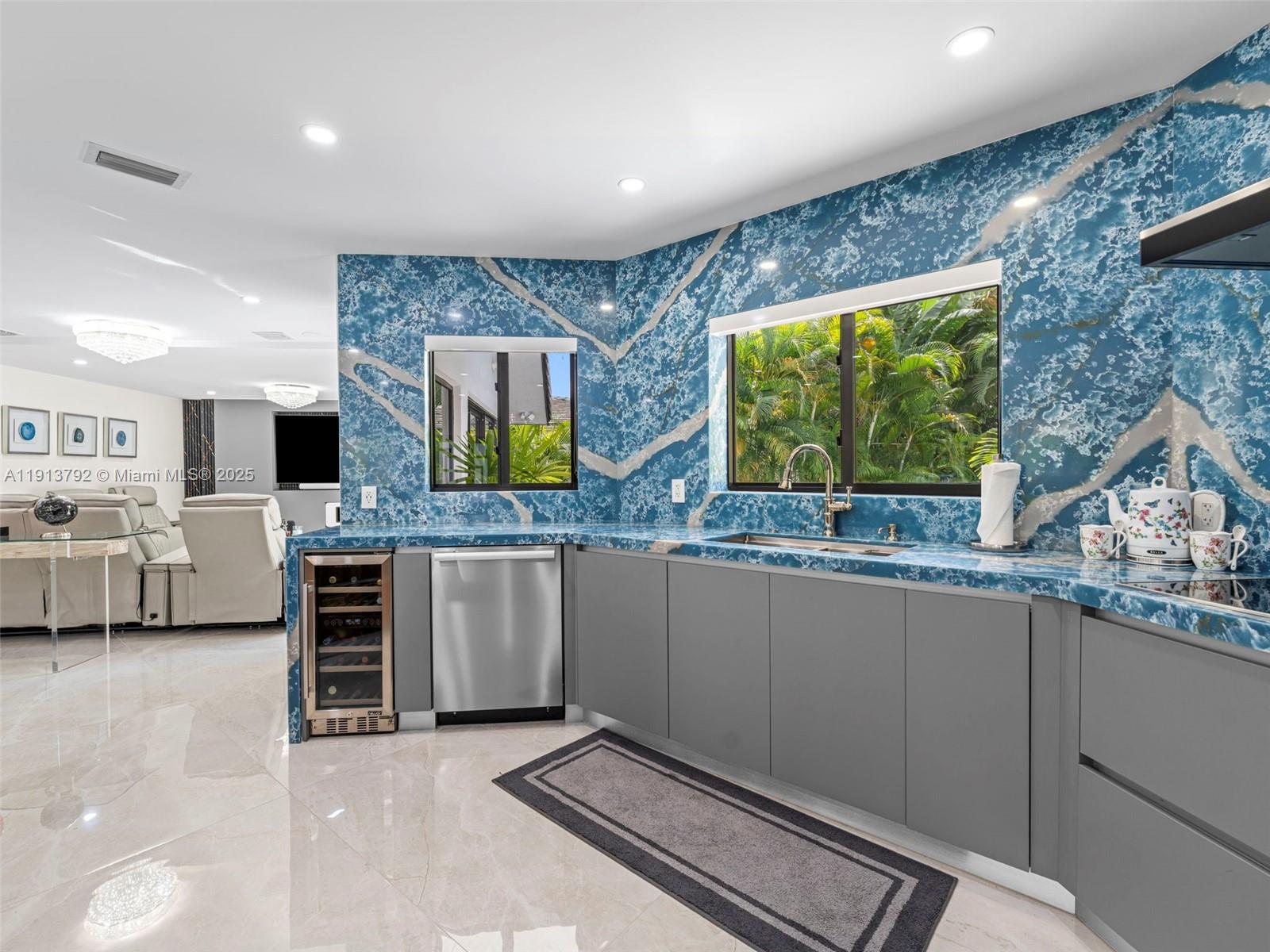 6180 Pine Tree Dr Miami Beach, FL 33140