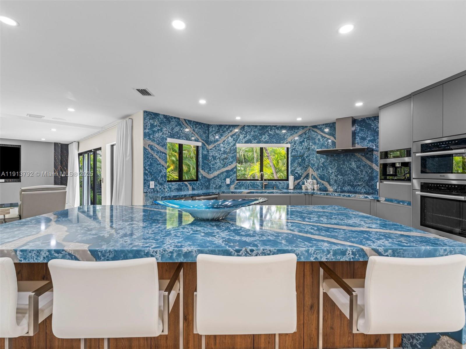 6180 Pine Tree Dr Miami Beach, FL 33140