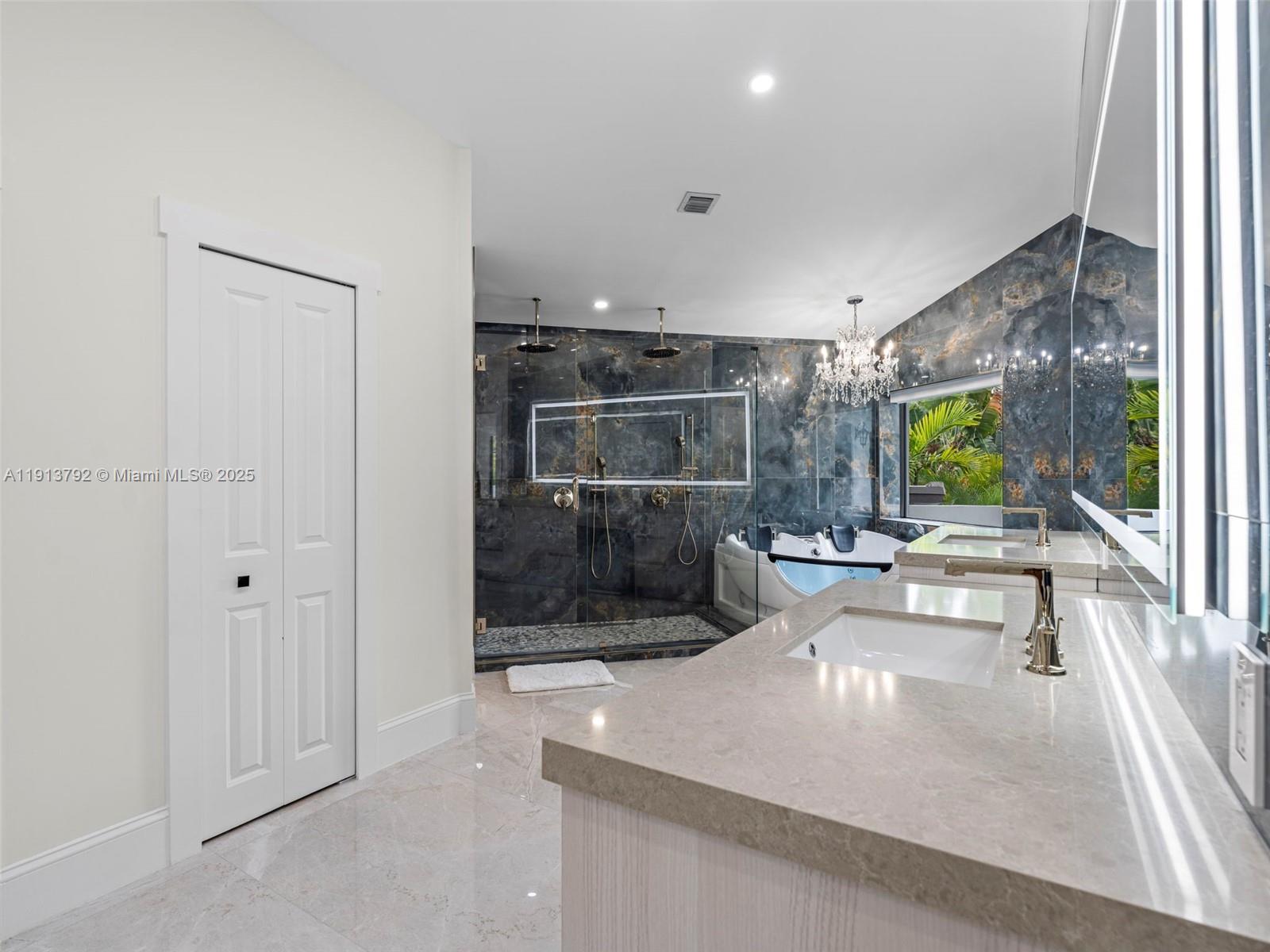 6180 Pine Tree Dr Miami Beach, FL 33140