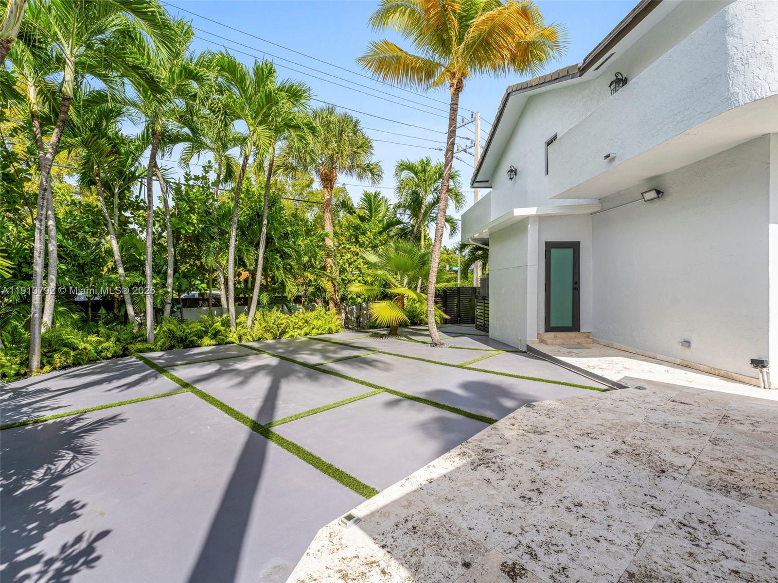 6180 Pine Tree Dr Miami Beach, FL 33140