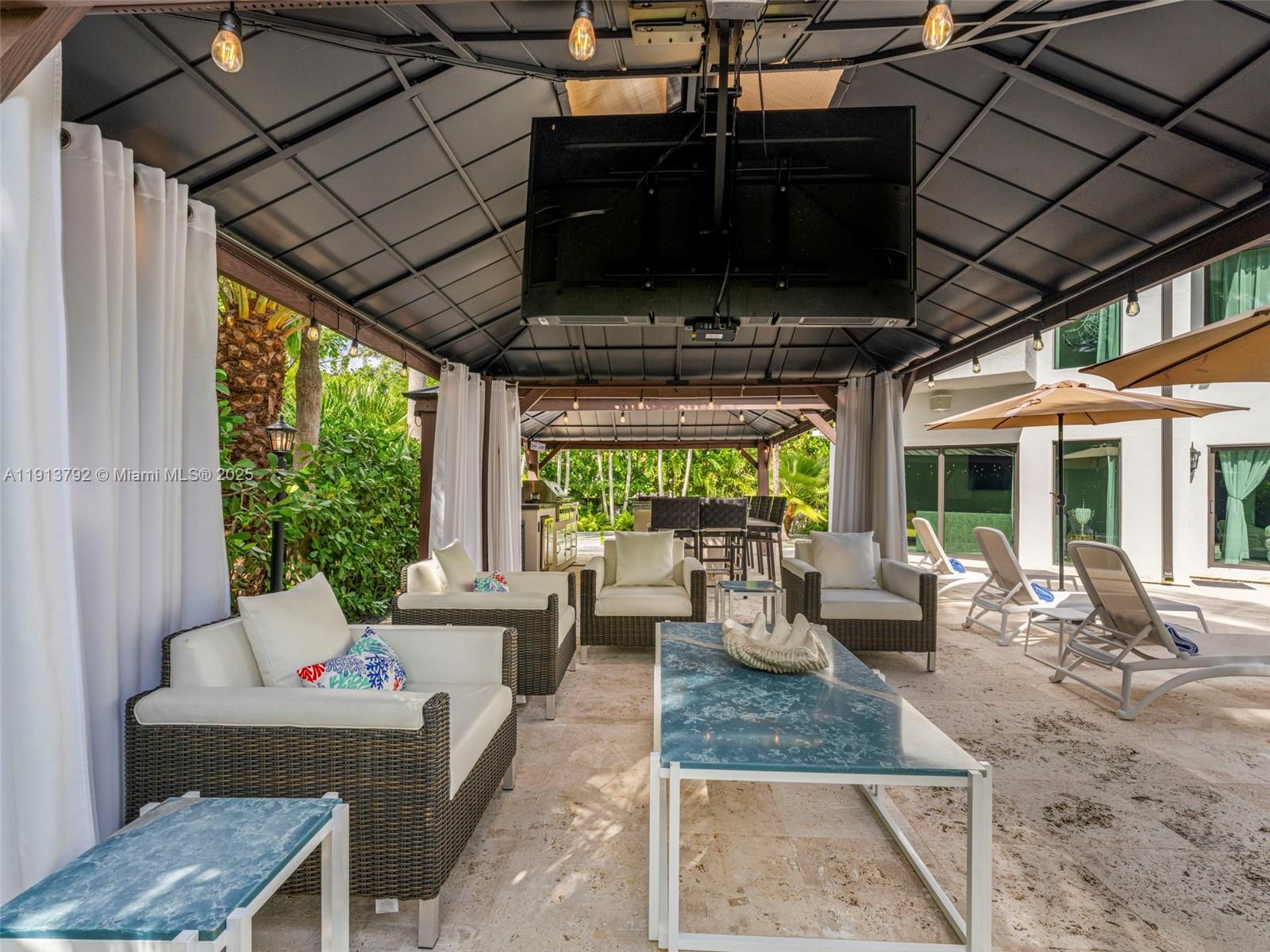 6180 Pine Tree Dr Miami Beach, FL 33140