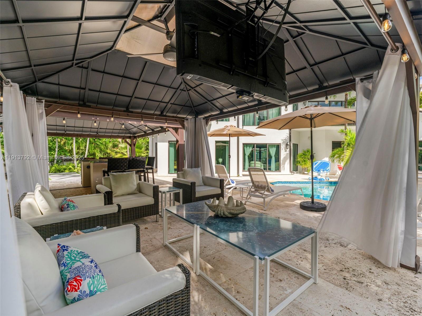 6180 Pine Tree Dr Miami Beach, FL 33140